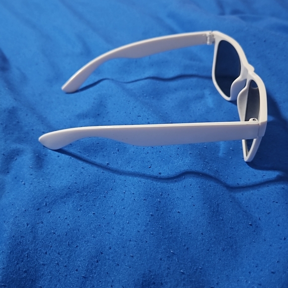 Stylish Black Sunglasses - Picture 6 of 12